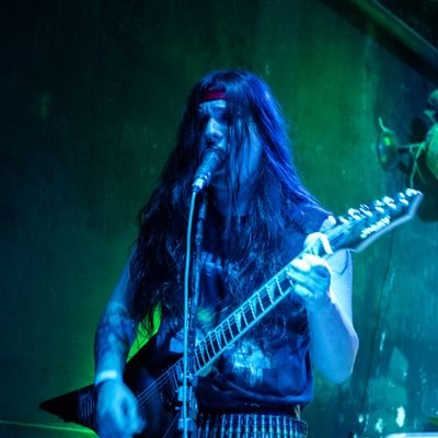 tento tocar guitarra e baixo e gosto de legião urbana e lord belial / guitarrista mais safado do @metalminator