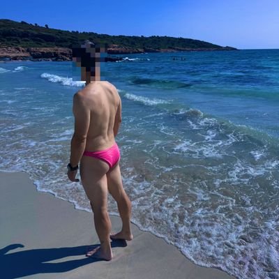 Sóc el marit submís i cornut d'@AmaAprendiz.
Ella és la meva Reina i jo sóc la seva puteta.