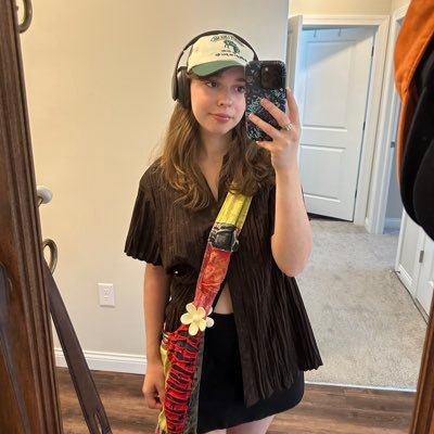 chloe and oomfs #1 fan • swiftie since 06 • REP 9/18 • ERAS 2023 5/5 & 6/2 2024 11/1 11/2 & 11/3 • tn x 7