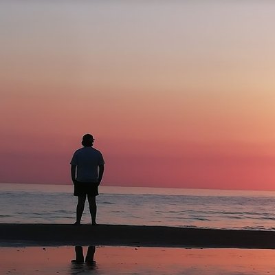 📍 Argentino | Mente creativa en constante ebullición
🎶 Amante de la música en todas sus formas
📚 Apasionado por leer, escribir e historia
