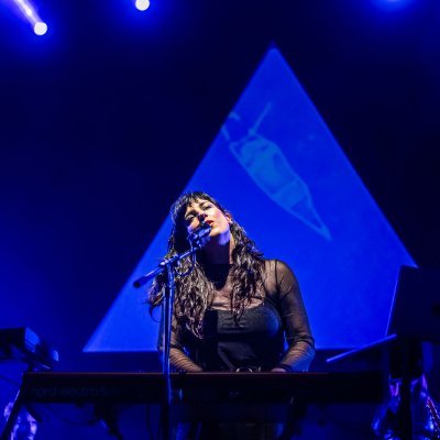 música compositora, transitando los días en presente continuo, una, al borde, sintiendo al tiempo en una canción.