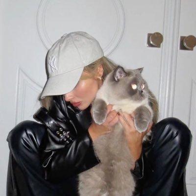 Nr 1 Sabrina Carpenter fan from Norway | Benny & Björn man’s best friend out now | first account @shylight04 | 21