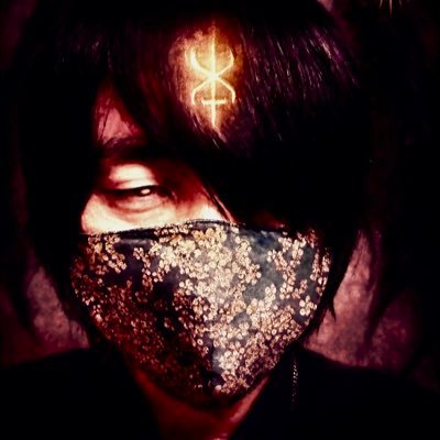 世界を揺らす低級悪魔。 善悪の境界を越え、物語と象徴で現実を染める。 その一瞬で、あなたの世界は変わる。