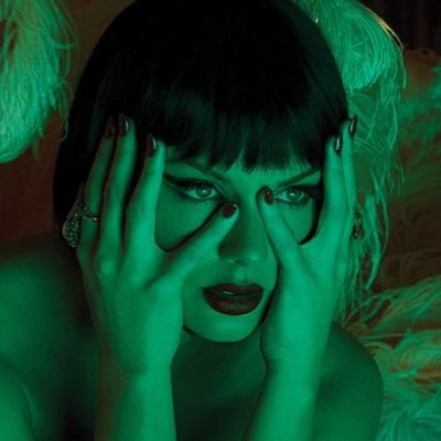 vi a taylor swift es lo unico importante para poner de bio. ah y me gusta leer