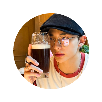 Phrased. 2000 : The captivating rhythm of Hyunjin, effortlessly weaving through every beat.