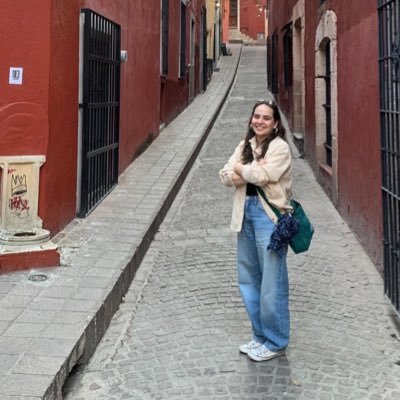 internacionalista que quiso ser historiadora, @unam_mx • me gustan los libros • 🇵🇸