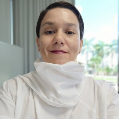 De esporádica lucidez. Abrazo con fuerza el buen amor y la privacidad. Amo tanto la letra que me casé con un calígrafo.
Libros, performance y poesía slam.