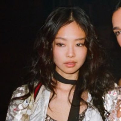 she/her Casada com a Rosé, namorada da Jennie e da Lisa e noiva da Jisoo • fan account