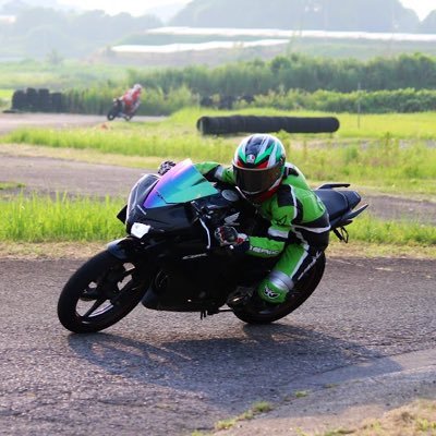 イワイ女子レーシング部に所属しています。 サーキット初心者、約2ヶ月で50秒台から34.18秒!! 転倒してからタイム延び悩み中、、、30秒目指して奮闘する記録をします!