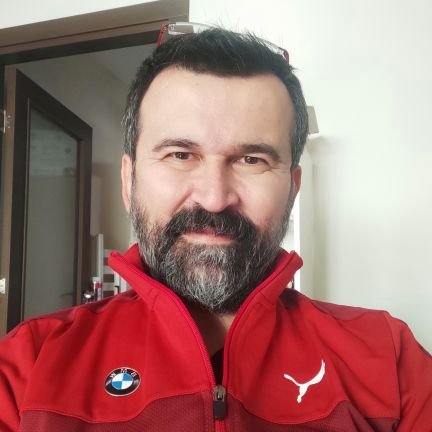 SHFAL, DEÜ, 2 aslan parçası babası, sağlıklı bir GS taraftarı, sonuna kadar Atatürkçü, ne olursa olsun yanlışa yanlış diyen Egeli bir Makina Mühendisi...