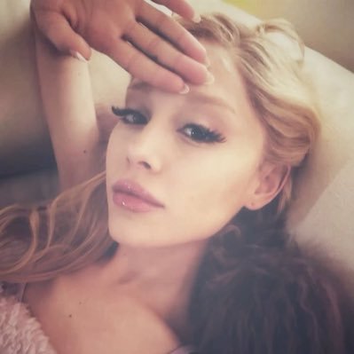 brubrgbfb's profile picture. she thrives in fall