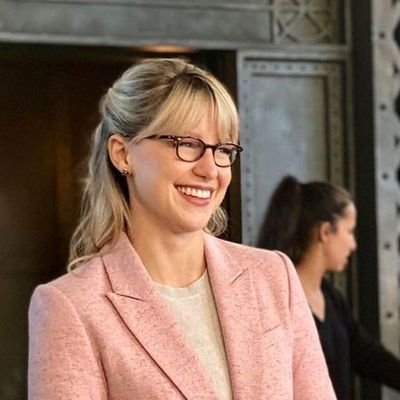 26. Niñera parcial, actriz , hermana de Maya y Hailey, simpática, cariñosa y protectora con los suyos, buscando el amor. madre de Ruby