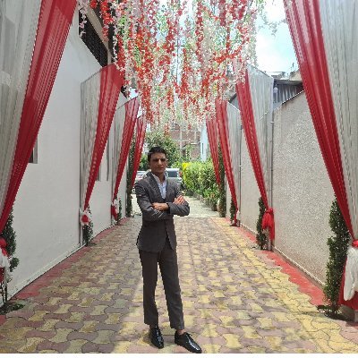 कमजोरी सहितको मानिस हुँ।कमजोरी पक्कै भएका छन।तर जानीजानी कसैको कुभलो चिताएको छैन।बरु कसैले आफ्नो प्रगतिमा मलाई बाधक ठानेको महसूस भएमा आफैले बाटो मोडेको छु।∞