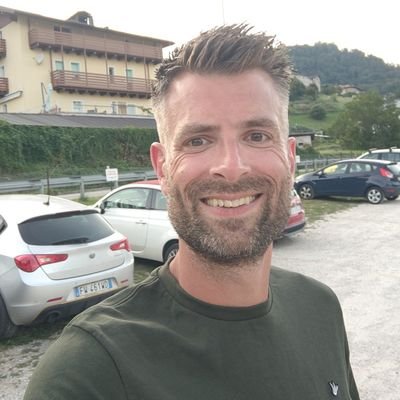 Spontaan en recht voor zijn raap... Houdt van een lolletje en is nieuwsgierig... #neemhetsomsnietalteserieus! 😉 #Ajax #Teacher #mbo #lovesItaly #volleybal