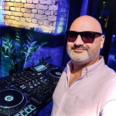 Pitt Cox DJ | Intl Afro/Deep/Soulful House DJ & Producer 🎹 AI vocals & custom tracks | Košice 🌍 Booking: pittcoxdj.booking@gmail.com