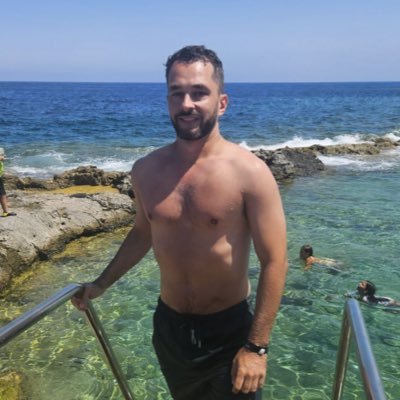 Sports enthusiast, little bit Spanish, little bit English, qualified HR prof, previous Y4 Teacher of 3 years, Head of PE and Year 2 lead 👋🏻 United fan 🔴⚫️