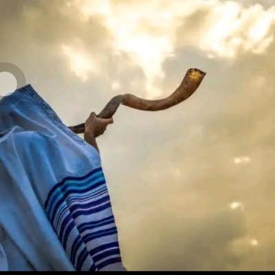 efe_miracle0's profile picture. Priest of Salem ✝️✝️/Med student 🫀/Priest ✝️/writer ✍🏾/