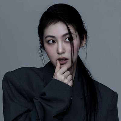 shiiyeeun's profile picture. 𝟗𝟖 ⇢ ˗ˏˋ 𝙸𝙻𝙻𝚄𝚂𝙾𝙸𝚁𝙴  . .  𝑎 𝑝𝑟𝑒𝑡𝑡𝑦 𝑔𝑖𝑟𝑙 𝑤ℎ𝑜 𝑐𝑎𝑛 𝑚𝑎𝑘𝑒 𝑦𝑜𝑢 𝑠𝑚𝑖𝑙𝑒 𝑏𝑦 𝑙𝑜𝑜𝑘𝑖𝑛𝑔 𝑎𝑡 ℎ𝑒𝑟 𝑠𝑚𝑖𝑙𝑒 ࿐ྂ