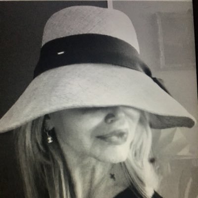 _glam_amour_'s profile picture. Age is just a matter of style and class 🇺🇸🇬🇧
