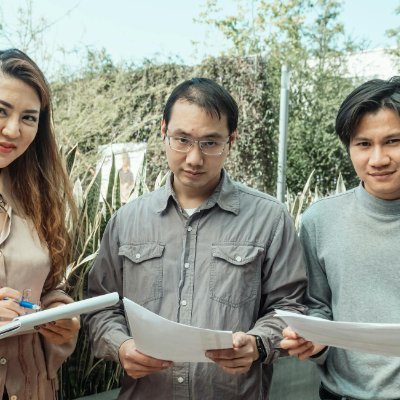 Được sinh ra và lớn lên ở thủ đô Hà Nội, X là một cô gái trẻ đam mê viết văn và khám phá những câu chuyện tình yêu đầy màu sắc của giới trẻ. Đôi khi, cô thấy cu