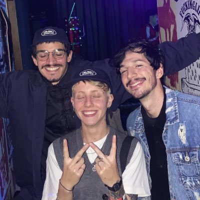 banda de rock triste. videoclipe do single ADIANTE disponível no Youtube!
https://t.co/vsWC82W5no
