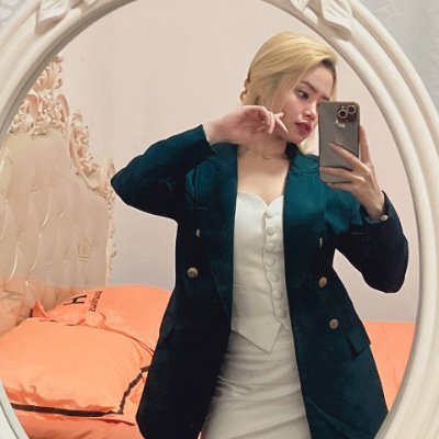An entrepreneur with a professional fashion designer🚫PORN