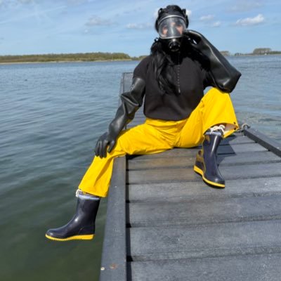 I‘m a big lover of rainwear, latex and especially rubberboots💛