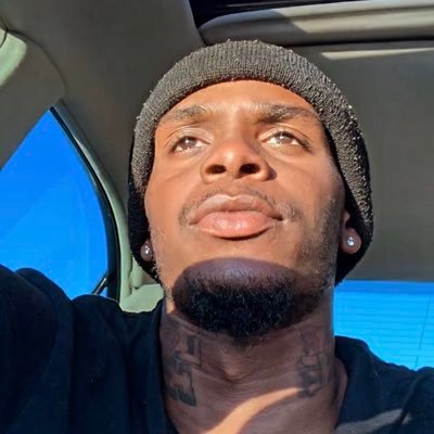SKINNY NIGGA CARRYING A THIRD🦵🏾BE CAREFUL COMING THIS WAY😉