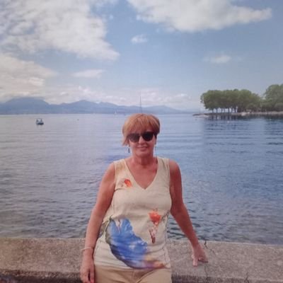 Porque el mundo es injusto, chaval, pero si me provocan, yo también sé jugarme la boca,
¡ qué te voy a contar!
Todavía quedan islas con playas color azafrán.