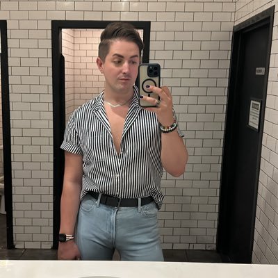 JoeyIsYoung's profile picture. feel the heat under your feet, the floor’s on fire | ♋️☀️, ♍️🌙, ♏️↗️