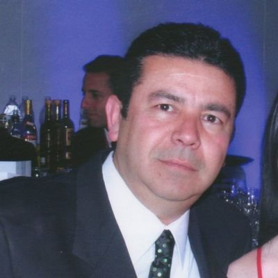 Sarcasmo, humor, humanista, defensor de justicia e igualdad social... Nomás házte un poquito a la izquierda, y seremos eternamente amigos. De sangre muy ROJA.