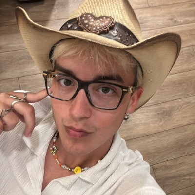 stereotypical gay journalist. @cronkite_asu alum. formerly @popcrave. currently https://t.co/vvsBITuF1A. reach me at austina@impact.site ❤️