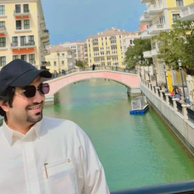 خلّي الدنيا «وانـا جنبك» تجيب اللي تجيبه وان حصل مهما حصل يطلبك «قلبي» بالنيابه