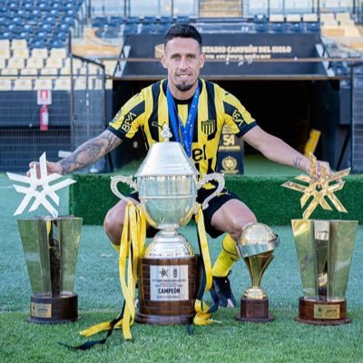 Hincha de Peñarol y River como toda persona de bien.Y cangrejista obvio