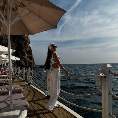 Content creator ✨ | Passionate about classical music 🎼 & fine wine 🍷 | Capturing the elegance of life through words ✍️ & melodies 🎶, savoring the grace of ti