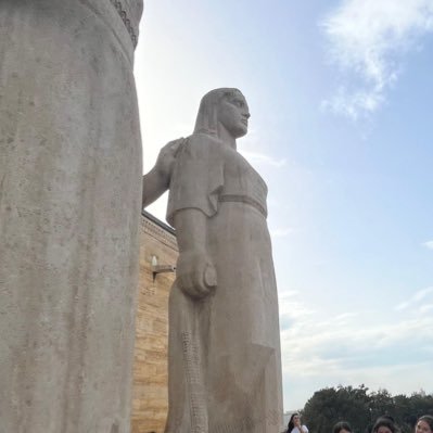 193∞ — Bedenler ölür, fikirler yaşamaya devam eder.
