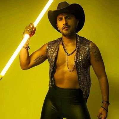 Actor, cantante, bailarín, modelo, conductor y patinador artístico roller
Productor en @glowm.usic
Micro Empresario de Shows en @magicototem