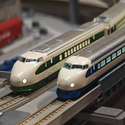 線路が伸び、列車の軽やかな音が響く。まるで縮小された世界の中で時を越えているかのようだ。🚄🚄
各車両には物語があり、出発のたびに心の旅が始まる💇♀️💇♀️
#模型好き #鉄道好き #HOゲージ #Nゲージ #鉄道模型