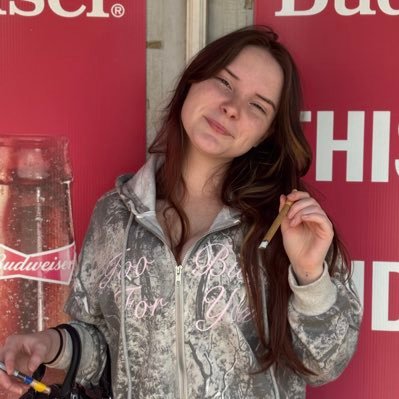 21🍸//Big titty Polyamorous Switch😚//Slutty Content Creator// 5 Foot Shawty// $50 Priority Access Fee ⬇️Links BELOW⤵️