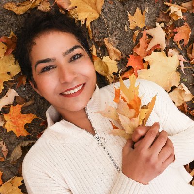 simarsodhi77's profile picture. Creating a space of healing, love & courage | Meditations & inspiring personal stories 💫 | Surrender • Courage • Oneness