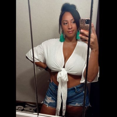 AftonB__'s profile picture. I workout for fun 🧡🫧🩵