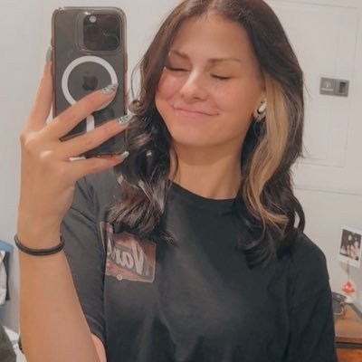 ⦻ (⑅´•⌔•`)*✲゚*。 she/her • pop punk, raves, canucks •