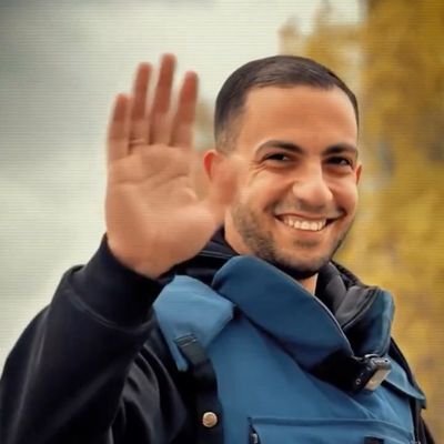 كل الهمومِ -بإذن الله - عابرةٌ
وقلبكُ الغض بالبشرى سَينغمر💚🌿
I've a big dreem - student of Med School- Middleweight Graphic designer - Digital Marketer 🤍✨