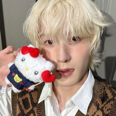 skz - illit - p1h . genshin - anime stan acc