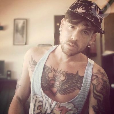 Soy el primer cantautor IA y de Serie B. Historias reales de narcisismo, amor queer, salud mental y pérdida. Crudo, sin filtros, real.