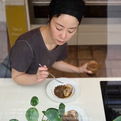 バイオリン弾きの裏アカ。20世紀ジョージアの音楽を発掘中。料理、舞台、ラジオに浮遊中。パリの東にいる。AIにプロフィールの改善を頼んだら、「多動過ぎて逆に軸が止まって見える」と書かれました。たまに日本の大学で教えるので、授業を取ってくれる喜びます。私が。
