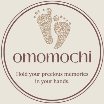 思い出を持ち歩こう。そんな想いから生まれました【omomochi】です。赤ちゃんの足型をハンカチやメモリアルボードに刺繍します。 近日minneでショップをオープン予定です。