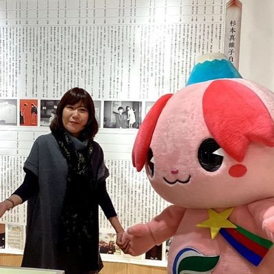 2002年現代詩手帖賞。詩集『袖口の動物』で第58回H氏賞、第13回信毎選賞、『裾花』で第45回高見順賞、『皆神山』で第31回萩原朔太郎賞。蔡雨杉訳『裾花』(台湾)、『現代詩文庫 杉本真維子詩集』、エッセイ集『三日間の石』等。文教大学等兼任講師。NHK・Eテレ「ネコメンタリー猫も杓子も。杉本真維子とこはく」出演。