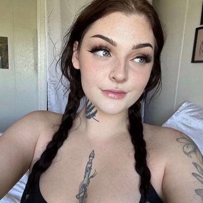 joy_o49786384's profile picture. love is war 💔