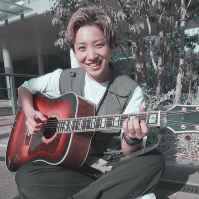 札幌出身、関東在住のSSW🎤🐯 【ひいらぎ】としてもゆるりと活動再開中🟢ギター弾きながら唄ってます🙋🏻パーソナルトレーニングも受付中💪 オンライントレーニングやライブ出演などのご依頼は下記Gmailへ📩 yoyaku0202@gmail.com Instagram:chiaki_hungry